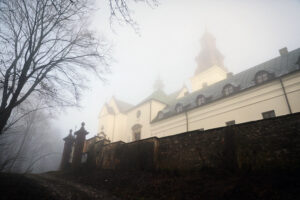 Ma za sobą burzliwe dzieje związane z historią Polski. Klasztor na Karczówce ma 400 lat