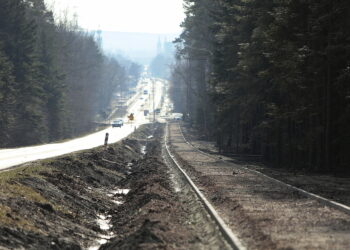 23.02.2023. Kielce-Zagnańsk. Budowa ścieżki rowerowej / Fot. Wiktor Taszłow - Radio Kielce