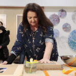 24.02.2023. Kielce. Aktorka Anna Dymna w Zespole Państwowych Szkół Plastycznych im. J. Szermentowskiego / Fot. Wiktor Taszłow – Radio Kielce