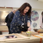 24.02.2023. Kielce. Aktorka Anna Dymna w Zespole Państwowych Szkół Plastycznych im. J. Szermentowskiego / Fot. Wiktor Taszłow – Radio Kielce