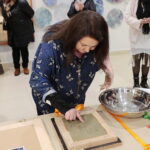 24.02.2023. Kielce. Aktorka Anna Dymna w Zespole Państwowych Szkół Plastycznych im. J. Szermentowskiego / Fot. Wiktor Taszłow – Radio Kielce