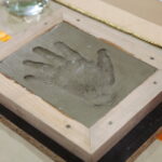 24.02.2023. Kielce. Aktorka Anna Dymna w Zespole Państwowych Szkół Plastycznych im. J. Szermentowskiego / Fot. Wiktor Taszłow – Radio Kielce