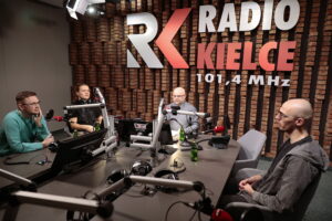 24.02.2023. Radio Kielce. Debata Sportowa. Na zdjęciu (od lewej): Dominik Masierak - TVP3 Kielce, Maciej Urban - CK Sport, Rafał Szymczyk - Radio Kielce, Damian Wysocki - Radio eM Kielce / Fot. Wiktor Taszłow - Radio Kielce