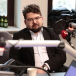 27.02.2023. Studio Polityczne Radia Kielce. Na zdjęciu Filip Strząbała - Nowa Lewica. / Fot. Wiktor Taszłow - Radio Kielce