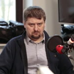 27.02.2023. Studio Polityczne Radia Kielce. Na zdjęciu Michał Godowski - Polskie stronnictwo Ludowe. / Fot. Wiktor Taszłow - Radio Kielce