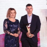 27.02.2023. Kielce. Orły Tygodnika "Wprost". Na zdjęciu (od lewej): Anna Krupka - wiceminister sportu i turystyki, Łukasz Jabłoński - prezes Korony Kielce / Fot. Wiktor Taszłow – Radio Kielce