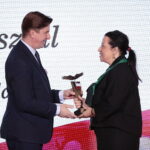 27.02.2023. Kielce. Orły Tygodnika "Wprost". Na zdjęciu (od lewej): Rafał Romanowski - wiceminister rolnictwa, Magdalena Kusztal - prezes Fundacji im. Edwarda Kusztala / Fot. Wiktor Taszłow – Radio Kielce