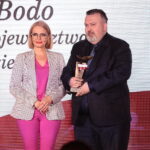 27.02.2023. Kielce. Orły Tygodnika "Wprost". Na zdjęciu (od lewej): Marzena Ewa Zielińska - prezes zarządu Capital Point, Mariusz Bodo - sekretarz Województwa Świętokrzyskiego / Fot. Wiktor Taszłow – Radio Kielce