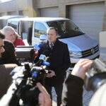 28.02.2023. Kielce. Pakowanie darów dla Ukrainy. Na zdjęciu: Mirosław Gębski - starosta kielecki. / Fot. Wiktor Taszłow - Radio Kielce