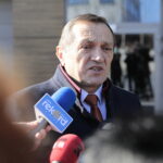 28.02.2023. Kielce. Pakowanie darów dla Ukrainy. Na zdjęciu: Mirosław Gębski - starosta kielecki. / Fot. Wiktor Taszłow - Radio Kielce