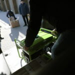 28.02.2023. Kielce. Pakowanie darów dla Ukrainy. / Fot. Wiktor Taszłow - Radio Kielce