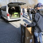 28.02.2023. Kielce. Pakowanie darów dla Ukrainy. / Fot. Wiktor Taszłow - Radio Kielce