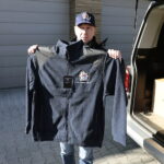 28.02.2023. Kielce. Pakowanie darów dla Ukrainy. Na zdjęciu: Artur Niedbała - przewodniczący regionu Kielce Międzynarodowego Stowarzyszenia Policji. / Fot. Wiktor Taszłow - Radio Kielce