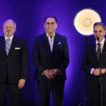 03.02.2023. Kielce. Świętokrzyskie Gwiazdy Sportu 2022. Na zdjęciu (od lewej): Przemysław Prydygier - dyrektor TVP3 Kielce, Janusz Knap - prezes Radia Kielce, Stanisław Wróbel - redaktor naczelny Echa Dnia / Fot. Wiktor Taszłow - Radio Kielce