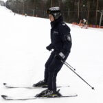 03.02.2023 Kielce. Stok narciarski na Stadionie. Policjanci na nartach / Fot. Jarosław Kubalski - Radio Kielce