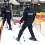 03.02.2023 Kielce. Stok narciarski na Stadionie. Policjanci na nartach / Fot. Jarosław Kubalski - Radio Kielce