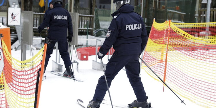 03.02.2023 Kielce. Stok narciarski na Stadionie. Policjanci na nartach / Fot. Jarosław Kubalski - Radio Kielce