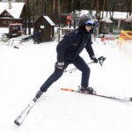 03.02.2023 Kielce. Stok narciarski na Stadionie. Policjanci na nartach / Fot. Jarosław Kubalski - Radio Kielce