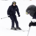 03.02.2023 Kielce. Stok narciarski na Stadionie. Policjanci na nartach / Fot. Jarosław Kubalski - Radio Kielce