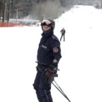 03.02.2023 Kielce. Stok narciarski na Stadionie. Policjanci na nartach / Fot. Jarosław Kubalski - Radio Kielce