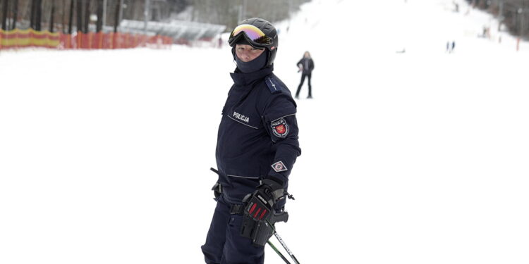 03.02.2023 Kielce. Stok narciarski na Stadionie. Policjanci na nartach / Fot. Jarosław Kubalski - Radio Kielce