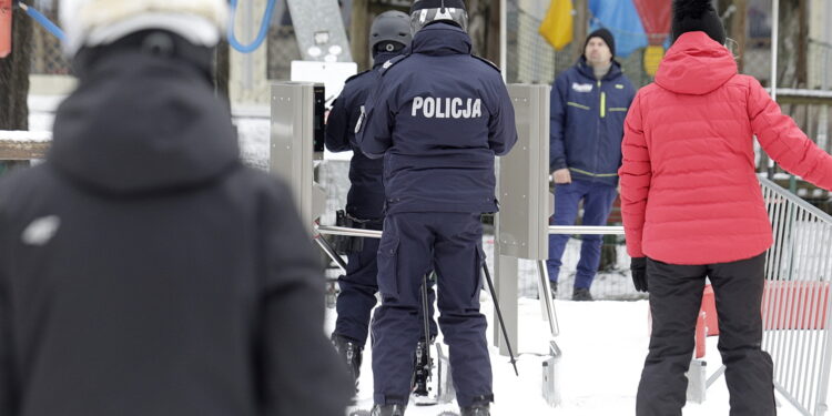 03.02.2023 Kielce. Stok narciarski na Stadionie. Policjanci na nartach / Fot. Jarosław Kubalski - Radio Kielce