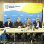 07.02.2023 Kielce. Konferencja prasowa w Starostwie Powiatowym. Na zdjęciu od lewej: członkowie zarządu powiatu Mariusz Ściana i Cezary Majcher, wicestarosta Tomasz Pleban, starosta Mirosław Gębski, starosta włoszczowski Dariusz Czechowski i dyrektor Powiatowego Centrum Kulturalno-Rekreacyjnego we Włoszczowie Teresa Chudy / Fot. Jarosław Kubalski - Radio Kielce