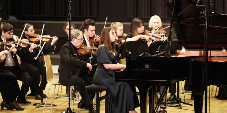 11.02.2023 Kielce. Zespół Państwowych Szkół Muzycznych im. Ludomira Różyckiego. Koncert Lwowskiej Orkiestry Kameralnej "Akademia” / Fot. Jarosław Kubalski - Radio Kielce