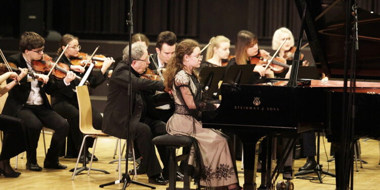 11.02.2023 Kielce. Zespół Państwowych Szkół Muzycznych im. Ludomira Różyckiego. Koncert Lwowskiej Orkiestry Kameralnej "Akademia” / Fot. Jarosław Kubalski - Radio Kielce