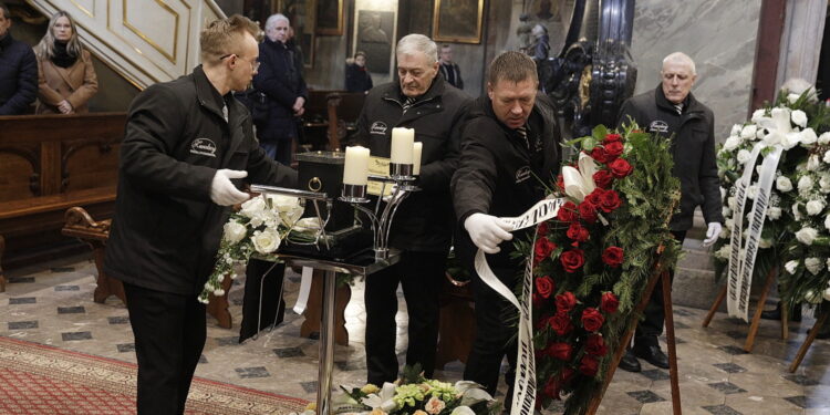 17.02.2023 Kielce. Katedra. Uroczystości pogrzebowe założyciela świętokrzyskiej Solidarności Mirosława Domińczyka / Fot. Jarosław Kubalski - Radio Kielce