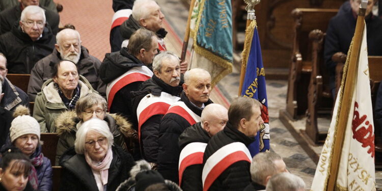 17.02.2023 Kielce. Katedra. Uroczystości pogrzebowe założyciela świętokrzyskiej Solidarności Mirosława Domińczyka / Fot. Jarosław Kubalski - Radio Kielce