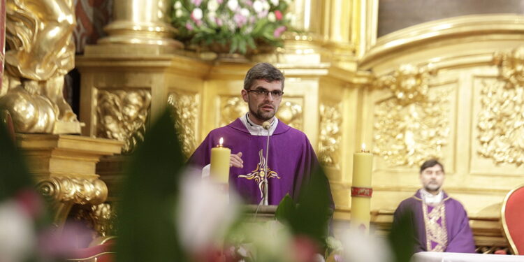 17.02.2023 Kielce. Katedra. Uroczystości pogrzebowe założyciela świętokrzyskiej Solidarności Mirosława Domińczyka / Fot. Jarosław Kubalski - Radio Kielce