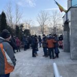 09.02.2023. Kielce. NBP. Ludzie stojący w kolejce po monetę kolekcjonerską „Mikołaj Kopernik” / Fot. Paulina Michta - Radio Kielce