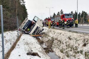 03.02.2023. Barcza. Wypadek na trasie S7 / Fot. PSP w Kielcach