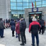 09.02.2023. Kielce. NBP. Ludzie stojący w kolejce po monetę kolekcjonerską „Mikołaj Kopernik” / Fot. Paulina Michta - Radio Kielce