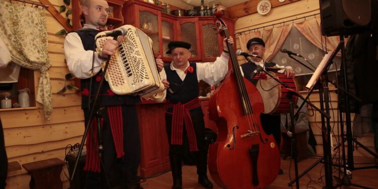 RYM SIĘ NIESIE PO POLU PO LESIE. „Nieszczęśliwi chrzestni” [POSŁUCHAJ] - Radio Kielce