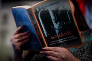 Poczytalnia TV. Książka „Bezmiłość. Czułe wyznania w grypsach i listach z Majdanka" / Fot. TVP3 Kielce