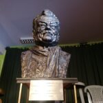 Busko-Zdrój. Kielecki rzeźbiarz Sławomir Micek stworzył popiersie artysty pochodzącego z Ponidzia - Adama Ochwanowskiego / Fot. Marta Gajda-Kruk - Radio Kielce