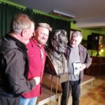 Busko-Zdrój. Kielecki rzeźbiarz Sławomir Micek stworzył popiersie artysty pochodzącego z Ponidzia - Adama Ochwanowskiego / Fot. Marta Gajda-Kruk - Radio Kielce. Na zdjęciu (od lewej): Andrzej Kozera - wybitny artysta z Pińczowa, Sławomir Micek - kielecki rzeźbiarz i Adam Ochwanowski - poeta, artysta i animator kultury