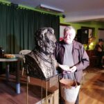 Busko-Zdrój. Kielecki rzeźbiarz Sławomir Micek stworzył popiersie artysty pochodzącego z Ponidzia - Adama Ochwanowskiego / Fot. Marta Gajda-Kruk - Radio Kielce