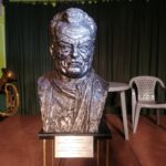 Busko-Zdrój. Kielecki rzeźbiarz Sławomir Micek stworzył popiersie artysty pochodzącego z Ponidzia - Adama Ochwanowskiego / Fot. Marta Gajda-Kruk - Radio Kielce