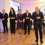 19.02.2023. Rosiejów, gmina Skalbmierz. Dzień kobiet. Na zdjęciu (od lewej): Janusz Nawrot - radny powiatu kazimierskiego, Leszek Śmiech - przewodniczący rady miejskiej w Skalbmierzu, Agnieszka Basiak - skarbnik Miasta i Gminy Skalbmierz, Agata Pietrzyk -sekretarz Miasta i Gminy Skalbmierz, poseł Mariusz Gosek, Marek Juszczyk - burmistrz Skalbmierza. / Fot. Marta Gajda-Kruk - Radio Kielce