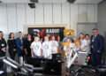 21.02.2023. Radio Kielce. Teledysk do piosenki „Tylko w siebie wierz” nagrywali dziś w studiu Radia Kielce pracownicy, sympatycy oraz wolontariusze Fundacji Miśka Zdziśka „Błękitny Promyk Nadziei” / Fot. Sebastian Kalwat - Radio Kielce