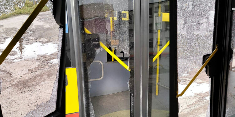 Wybita szyba w autobusie MPK Kielce / źródło: MPK Kielce