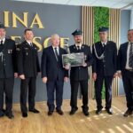 17.03.2023. Bejsce. Przekazanie promes na zakup wozów strażackich. Na zdjęciu (od lewej): Bogusław Sowa, Marcin Oziębło, Krzysztof Lipiec - pełnomocnik kieleckich struktur PiS, Paweł Zientara, Ireneusz Pacyna i Edward Krupa - wójt Bejsc / Fot. Daniel Czwartosz - Radio Kielce