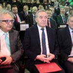 17.03.2023. Kielce. XXVIII Międzynarodowe Targi Techniki Rolnej „Agrotech”. Na zdjęciu (od lewej): Andrzej Mochoń - prezes zarządu Targów Kielce, Henryk Kowalczyk - minister rolnictwa, Zbigniew Koniusz - wojewoda świętokrzyski / Fot. Wiktor Taszłow - Radio Kielce