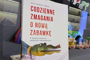 Książka „Codzienne zmagania o nową zabawkę” / Fot. Muzeum Zabawek i Zabawy