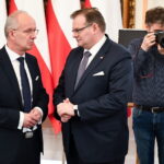 08.03.2023. Warszawa. Uroczystość wręczenia not identyfikacyjnych rodzinom ofiar terroru komunistycznego i zbrodni niemieckich w Belwederze w Warszawie. Ogłoszone zostały nazwiska 20 osób, których szczątki zostały odnalezione i zidentyfikowane w ramach działań Instytutu Pamięci Narodowej. Na zdjęciu (od lewej): Krzysztof Szwagrzyk - zastępca prezesa IPN, dyrektor Biura Poszukiwań i Identyfikacji i Jan Józef Kasprzyk - szef UdSKiOR / Fot. Andrzej Lange - PAP