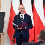 08.03.2023. Warszawa. Uroczystość wręczenia not identyfikacyjnych rodzinom ofiar terroru komunistycznego i zbrodni niemieckich w Belwederze w Warszawie. Ogłoszone zostały nazwiska 20 osób, których szczątki zostały odnalezione i zidentyfikowane w ramach działań Instytutu Pamięci Narodowej. Na zdjęciu: Wojciech Kolarski - sekretarz stanu w Kancelarii Prezydenta / Fot. Andrzej Lange - PAP
