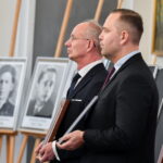 08.03.2023. Warszawa. Uroczystość wręczenia not identyfikacyjnych rodzinom ofiar terroru komunistycznego i zbrodni niemieckich w Belwederze w Warszawie. Na zdjęciu (od lewej): Krzysztof Szwagrzyk - zastępca prezesa IPN, dyrektor Biura Poszukiwań i Identyfikacji i Karol Nawrocki - prezes IPN Karol Nawrocki / Fot,. Andrzej Lange - PAP